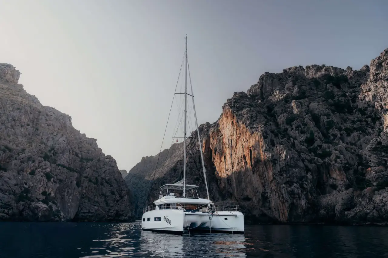 Charter Yacht ALMOSTA ROAD