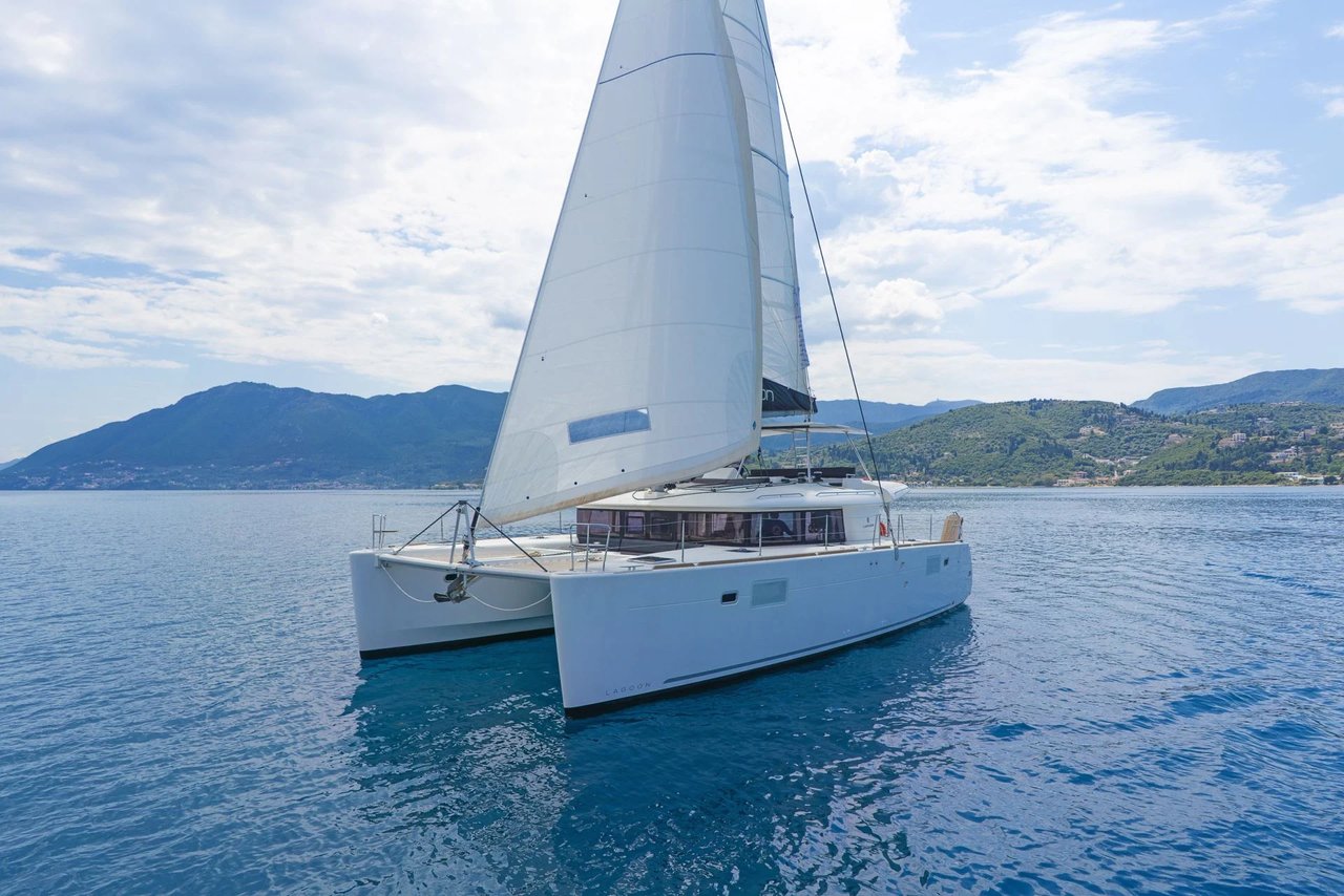 Charter Yacht THOE