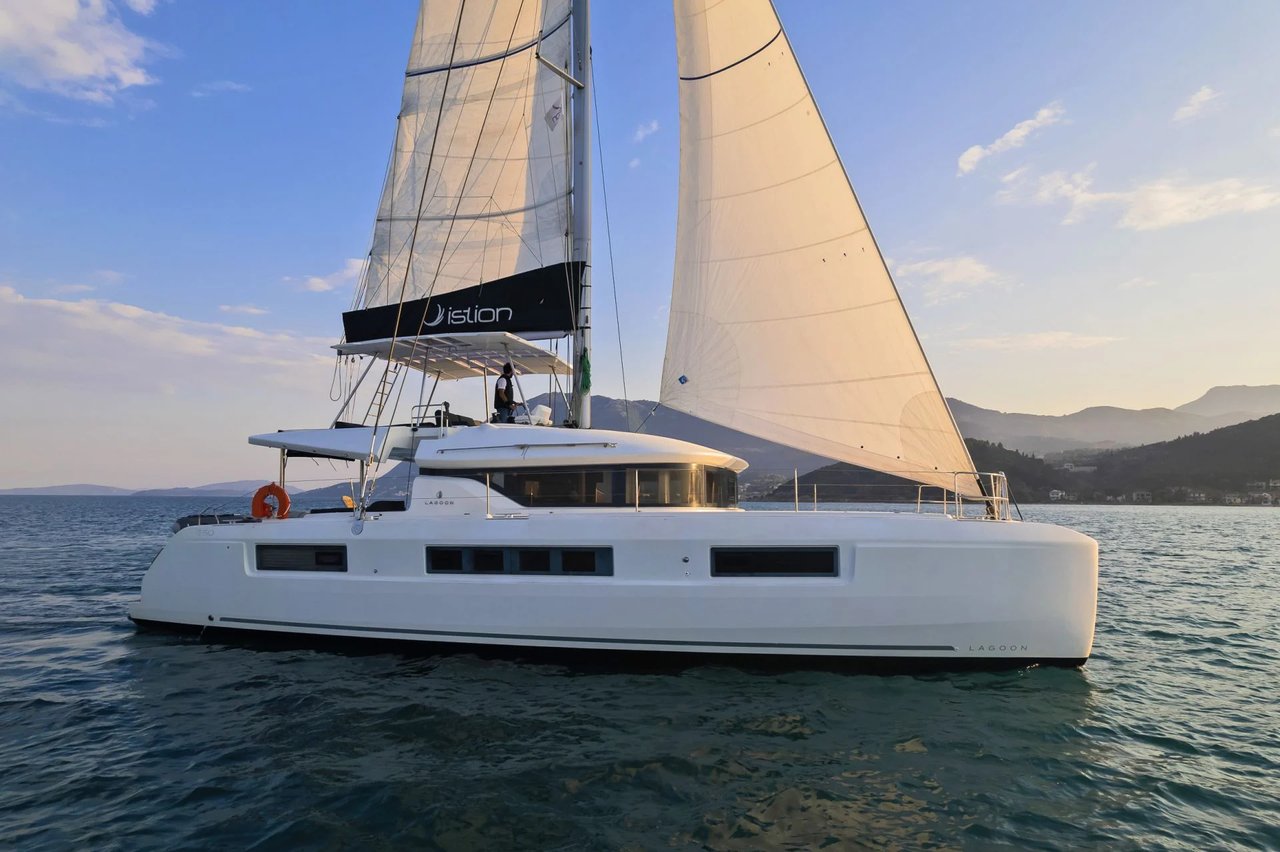 Charter Yacht REINA