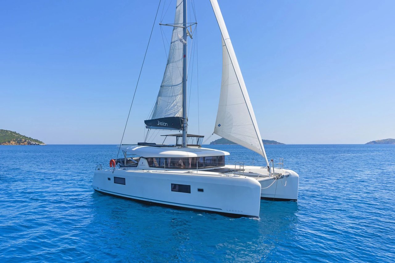 Charter Yacht MAROU