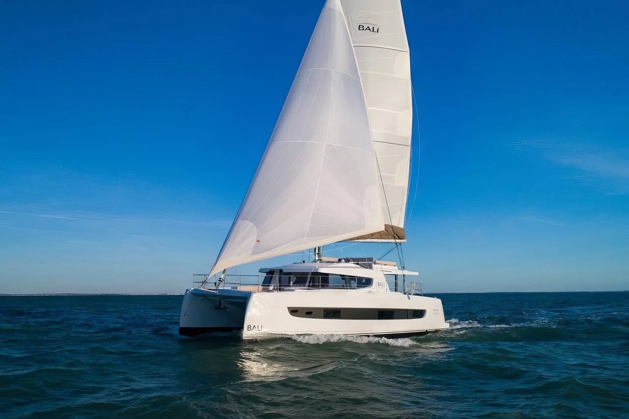 Charter Yacht NEW BALI 4.4