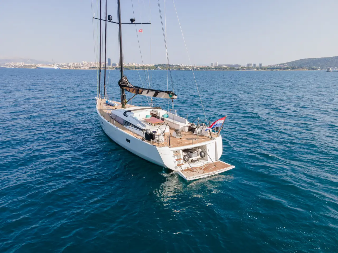 Charter Yacht BUBBLES