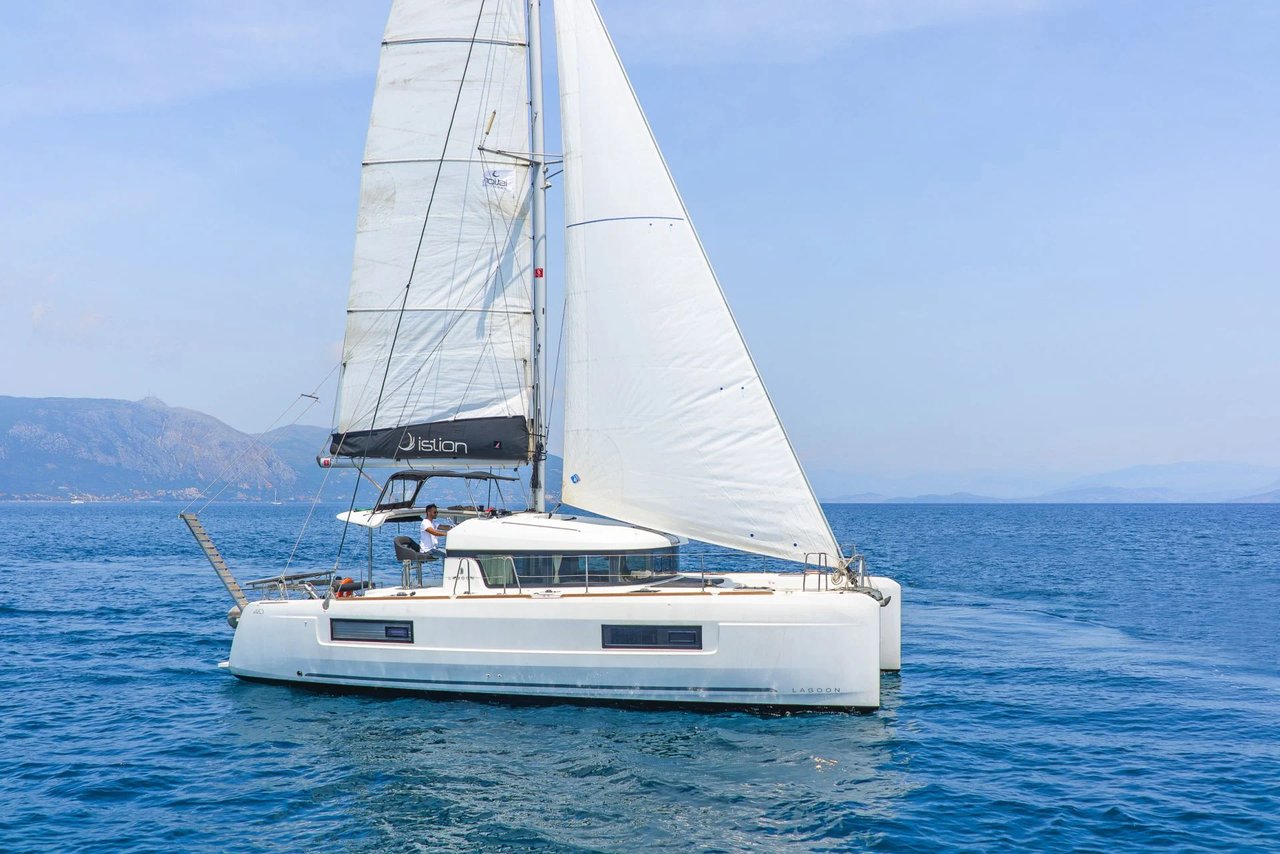 Charter Yacht BELLA MARE
