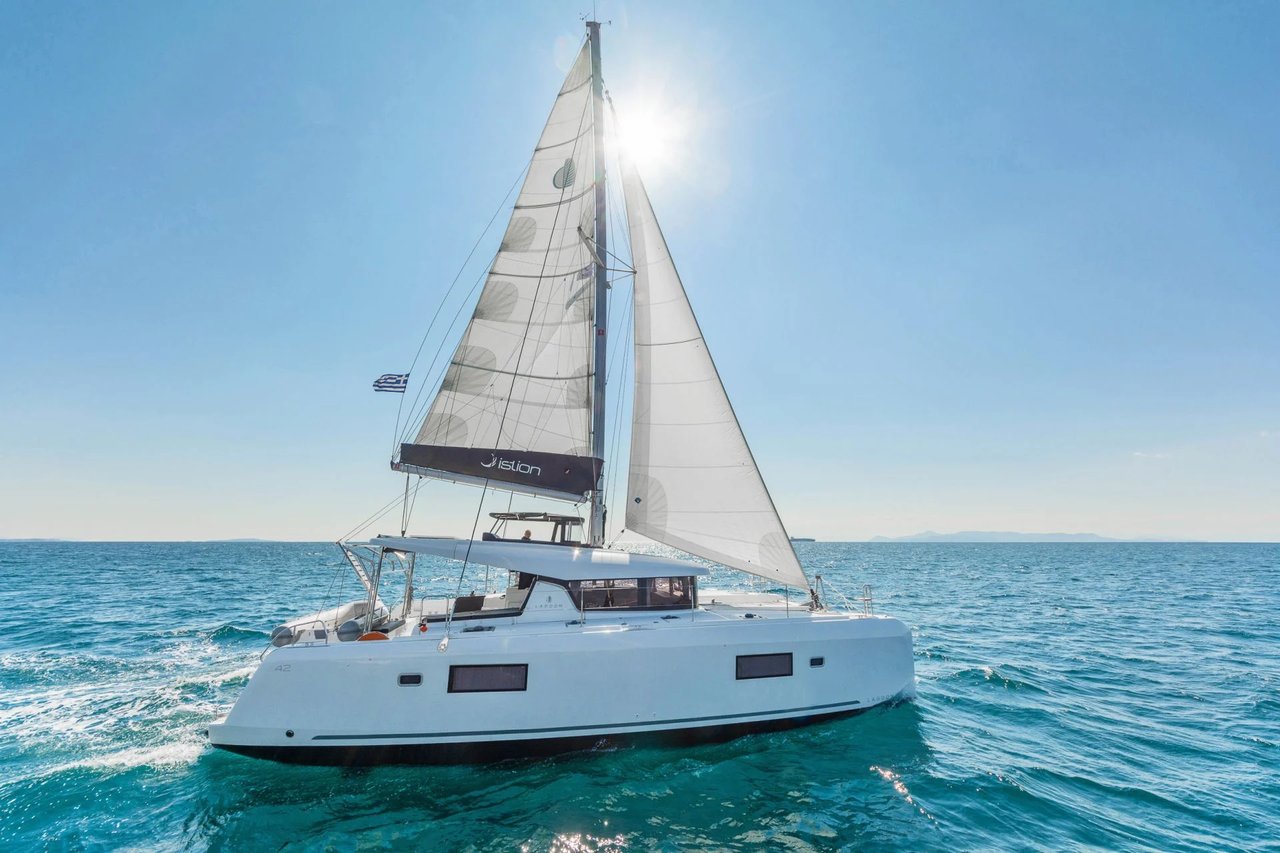 Charter Yacht NIRIIS