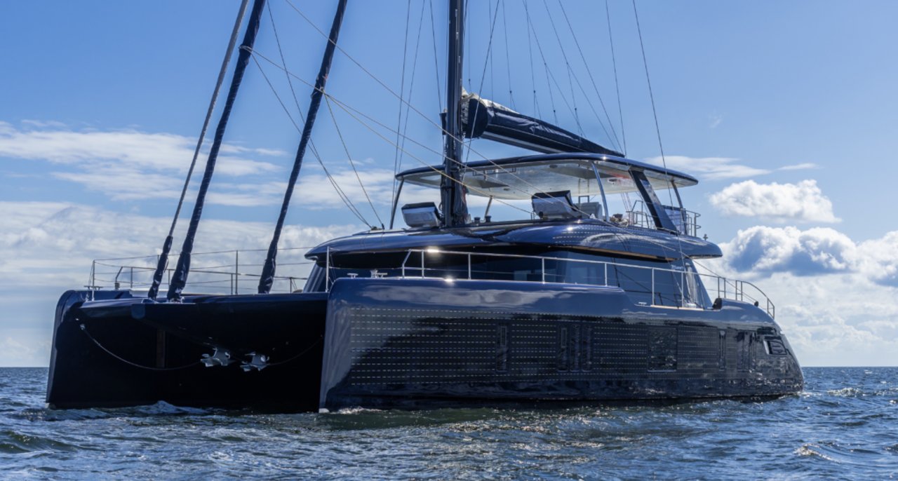 Charter Yacht ONE PLANET