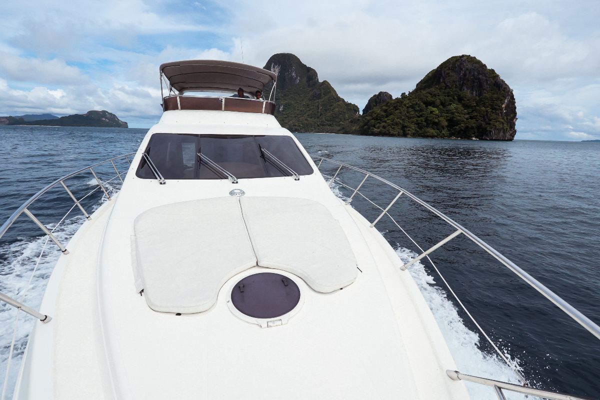 Charter Yacht AZIMUT 55