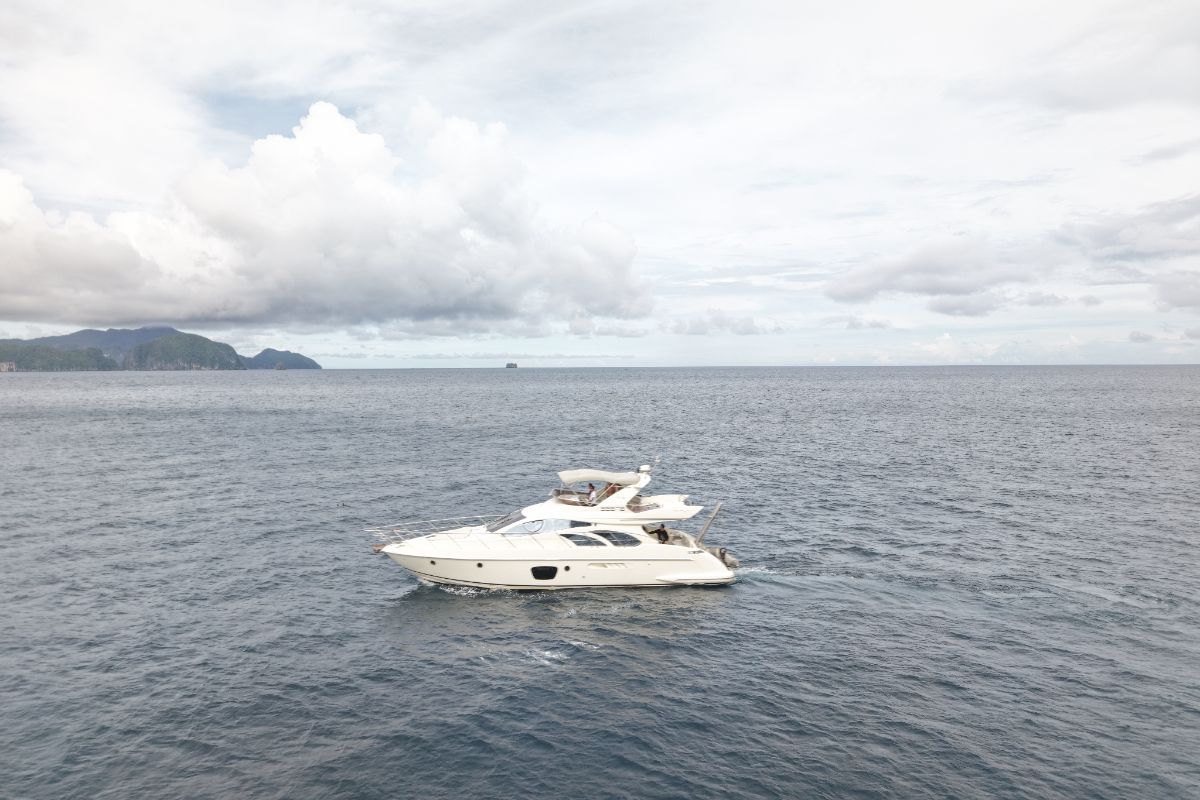 Charter Yacht AZIMUT 55