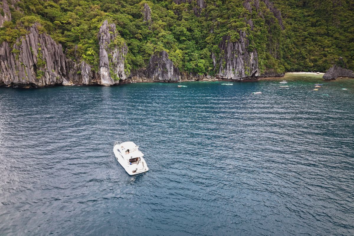 Charter Yacht AZIMUT 55