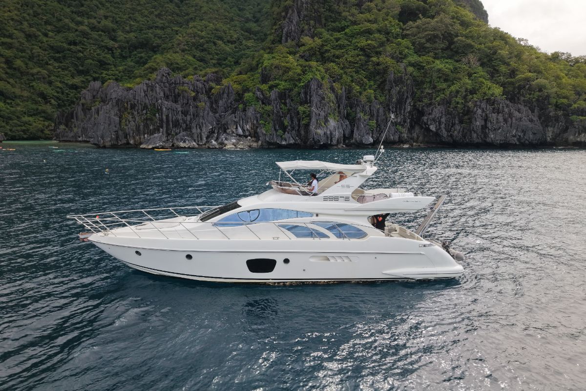 Charter Yacht AZIMUT 55