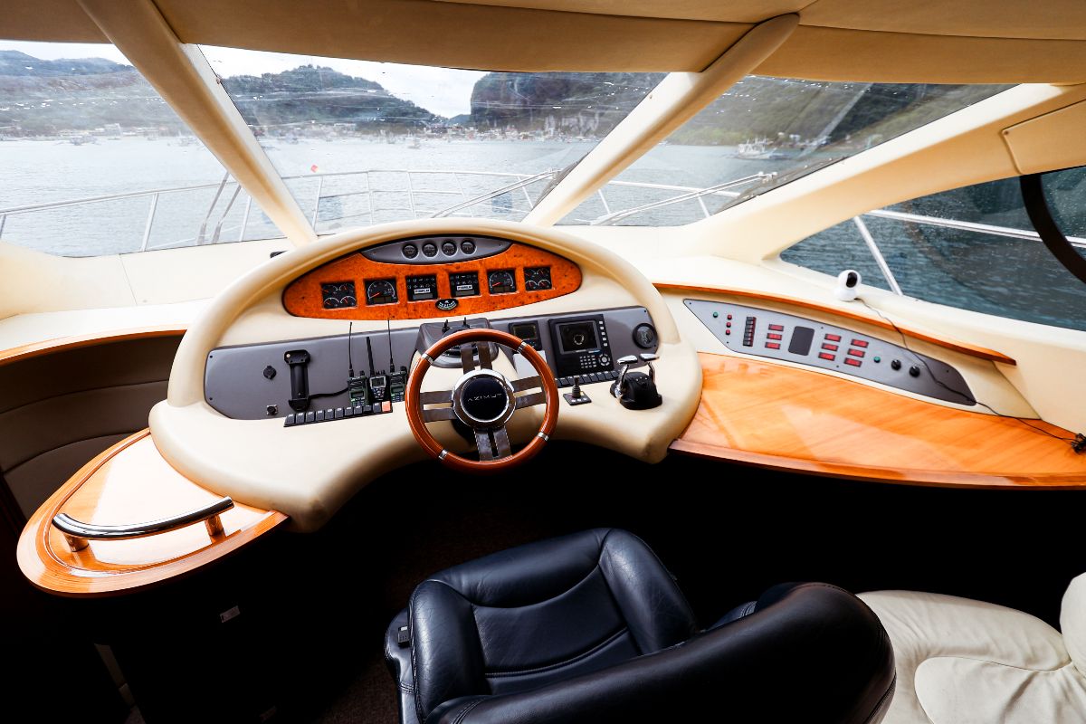 Charter Yacht AZIMUT 55
