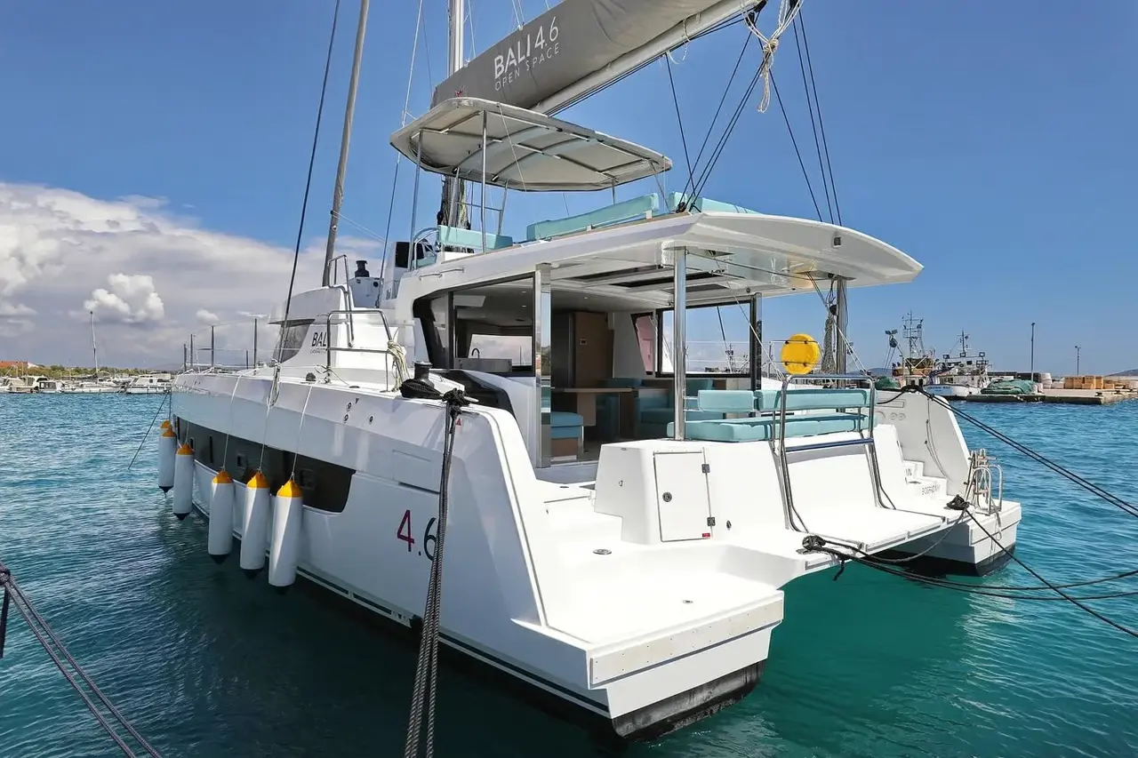 Charter Yacht BRAIN