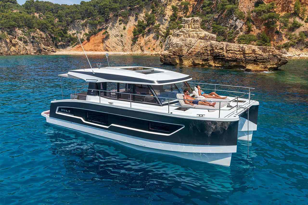 Charter Yacht FOUNTAINE PAJOT 40