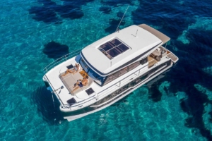 Charter Yacht FOUNTAINE PAJOT 40