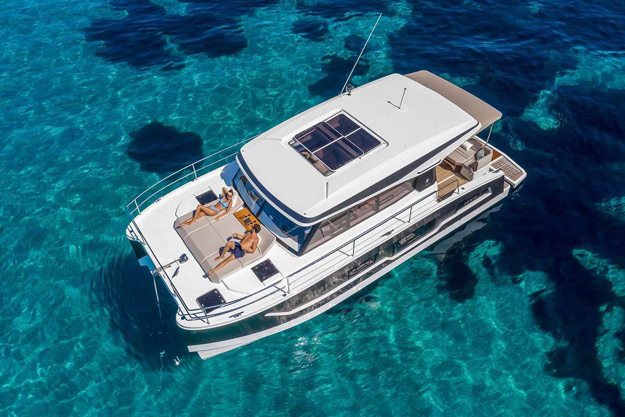 Charter Yacht FOUNTAINE PAJOT 40