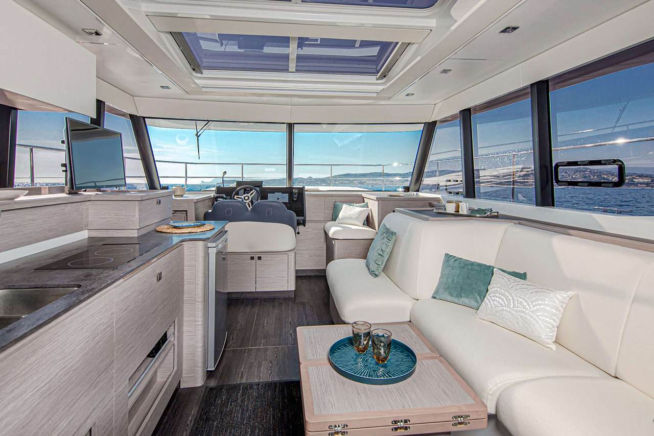 Charter Yacht FOUNTAINE PAJOT 40