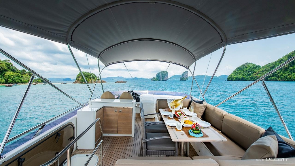 Charter Yacht MAYAVEE