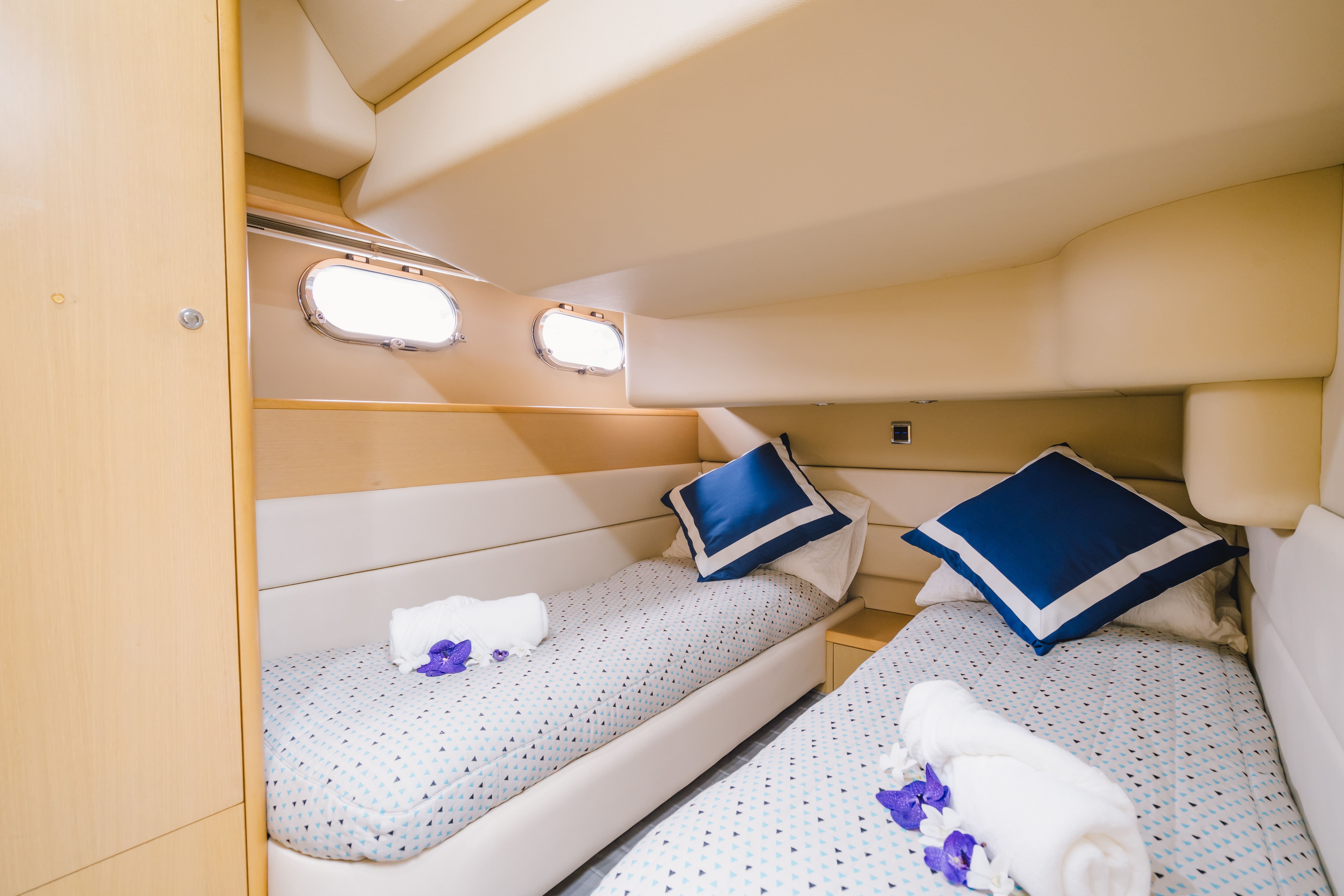 Charter Yacht PRINCESS 42