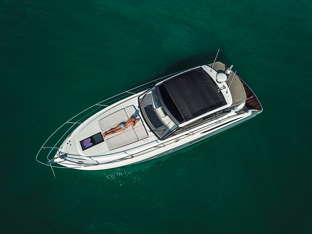 Charter Yacht PRINCESS V39